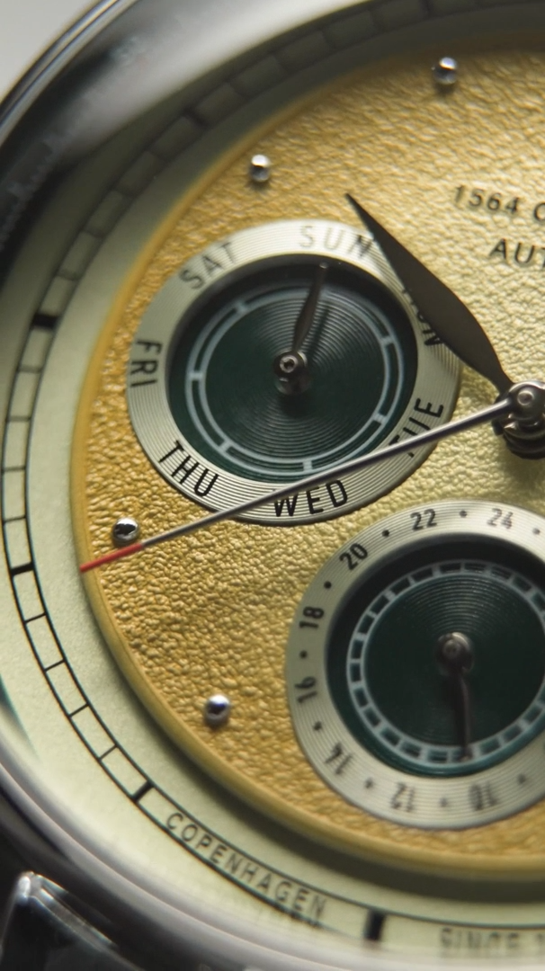 A Zest for Horology: Hands-On With the AV86 1564 Chronodate